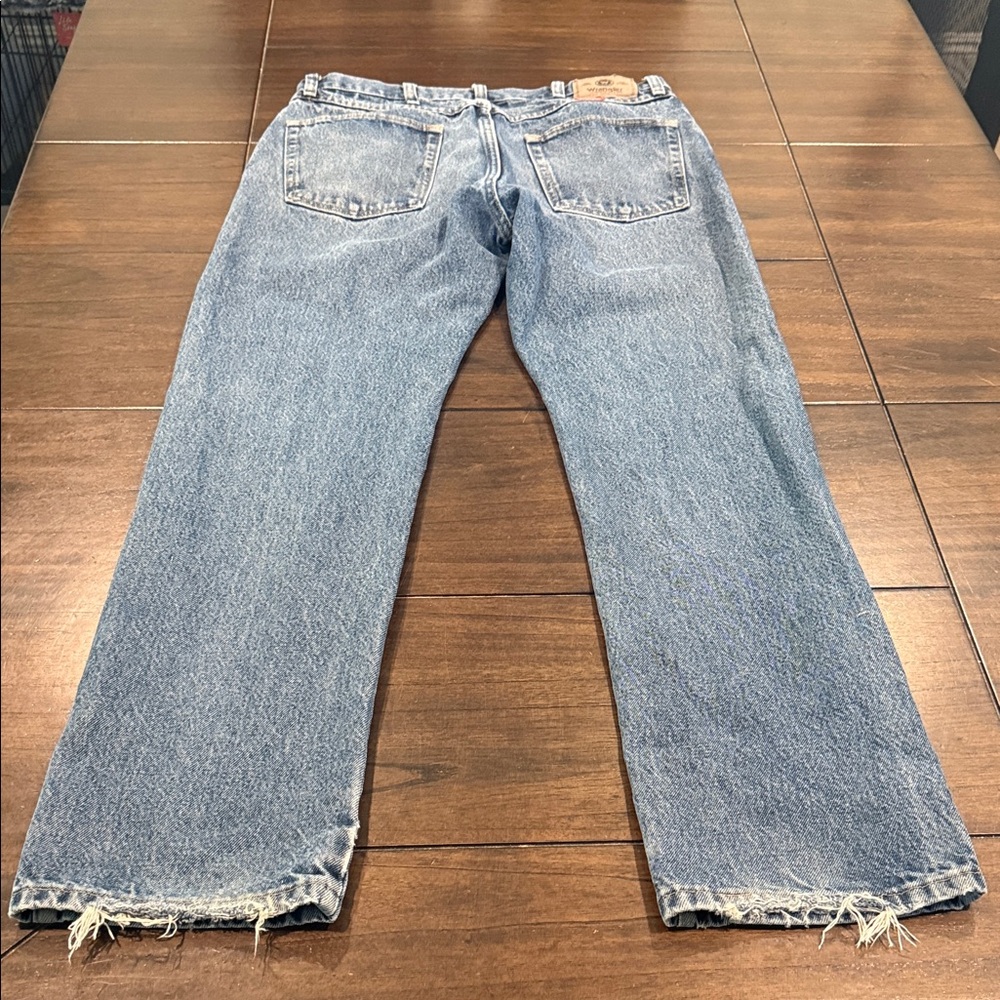 Wrangler Men's Classic Relaxed Light Blue Jeans - Picture 2 of 6